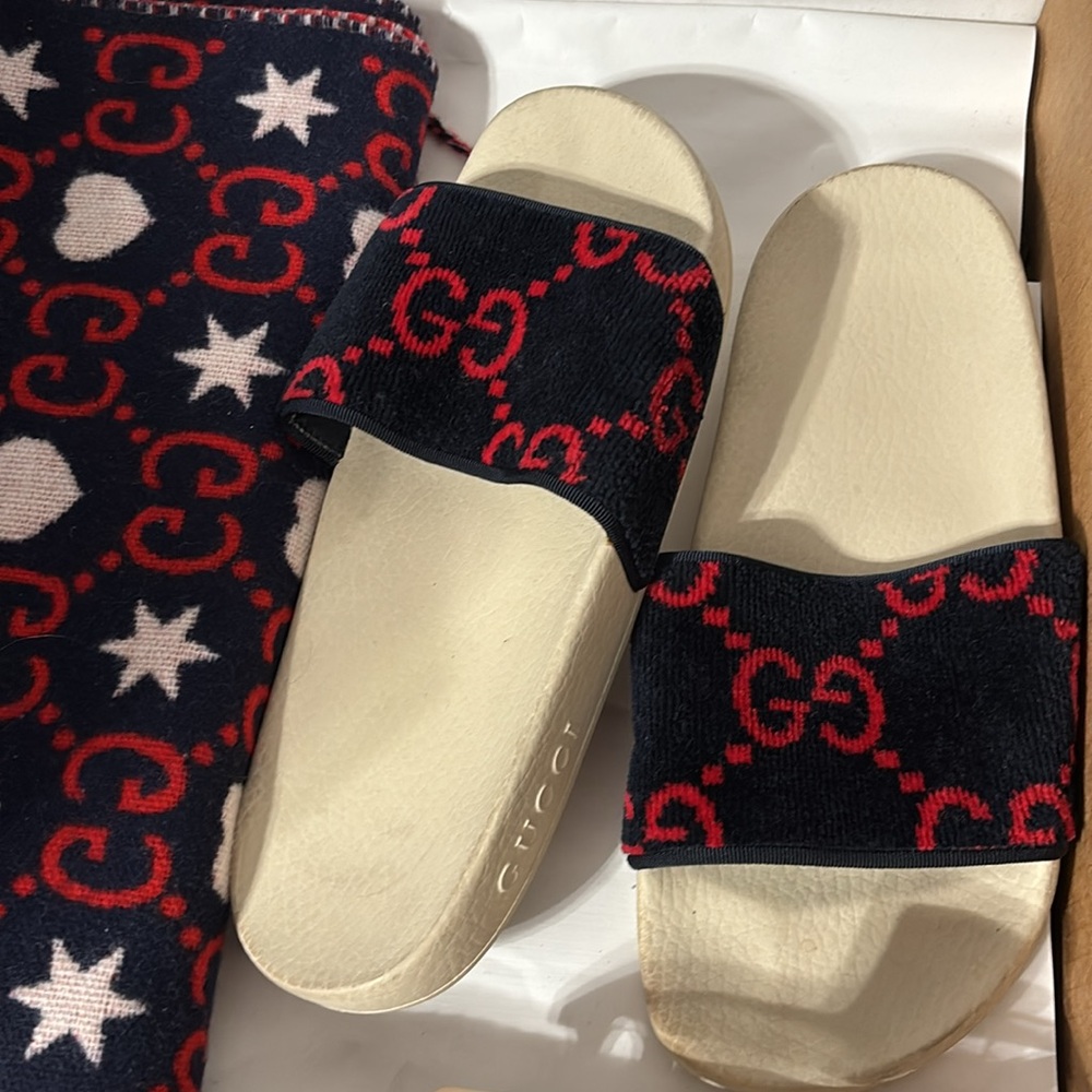 Gucci Logo Slides - Picture 2 of 3